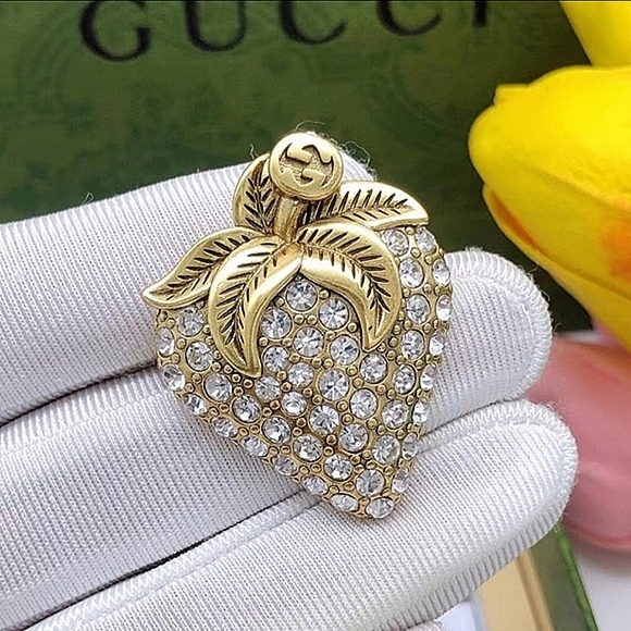 GG Strawberry Brooch 🍓 - Picture 1 of 14
